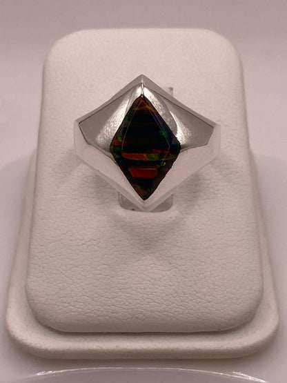 Anillo con Ópalo de Fuego Multicolor en Rombo, vista frontal