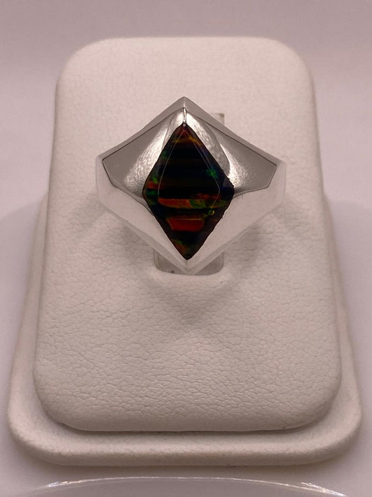 Anillo con Ópalo de Fuego Multicolor en Rombo, vista frontal