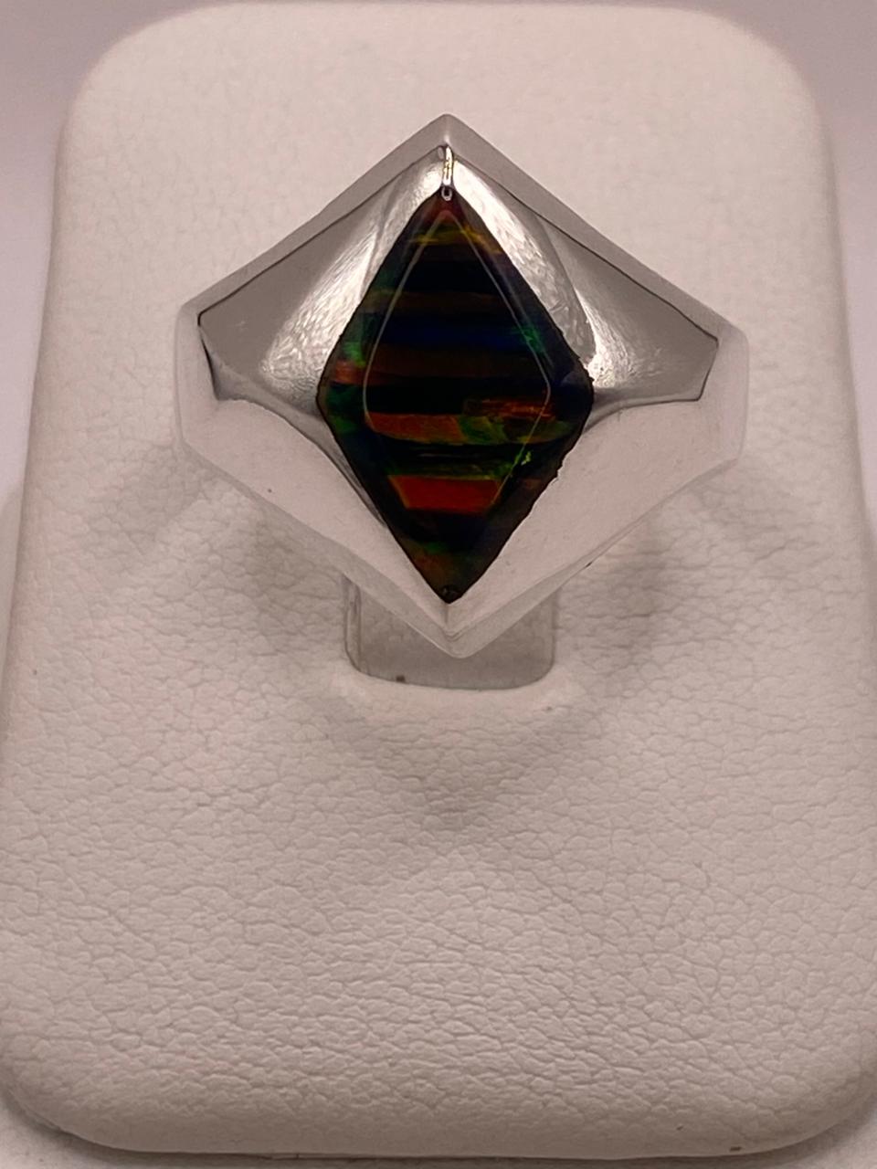 Anillo con Ópalo de Fuego Multicolor en Rombo — detalle de acabado