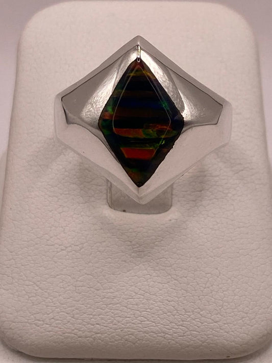 Anillo con Ópalo de Fuego Multicolor en Rombo — detalle de acabado