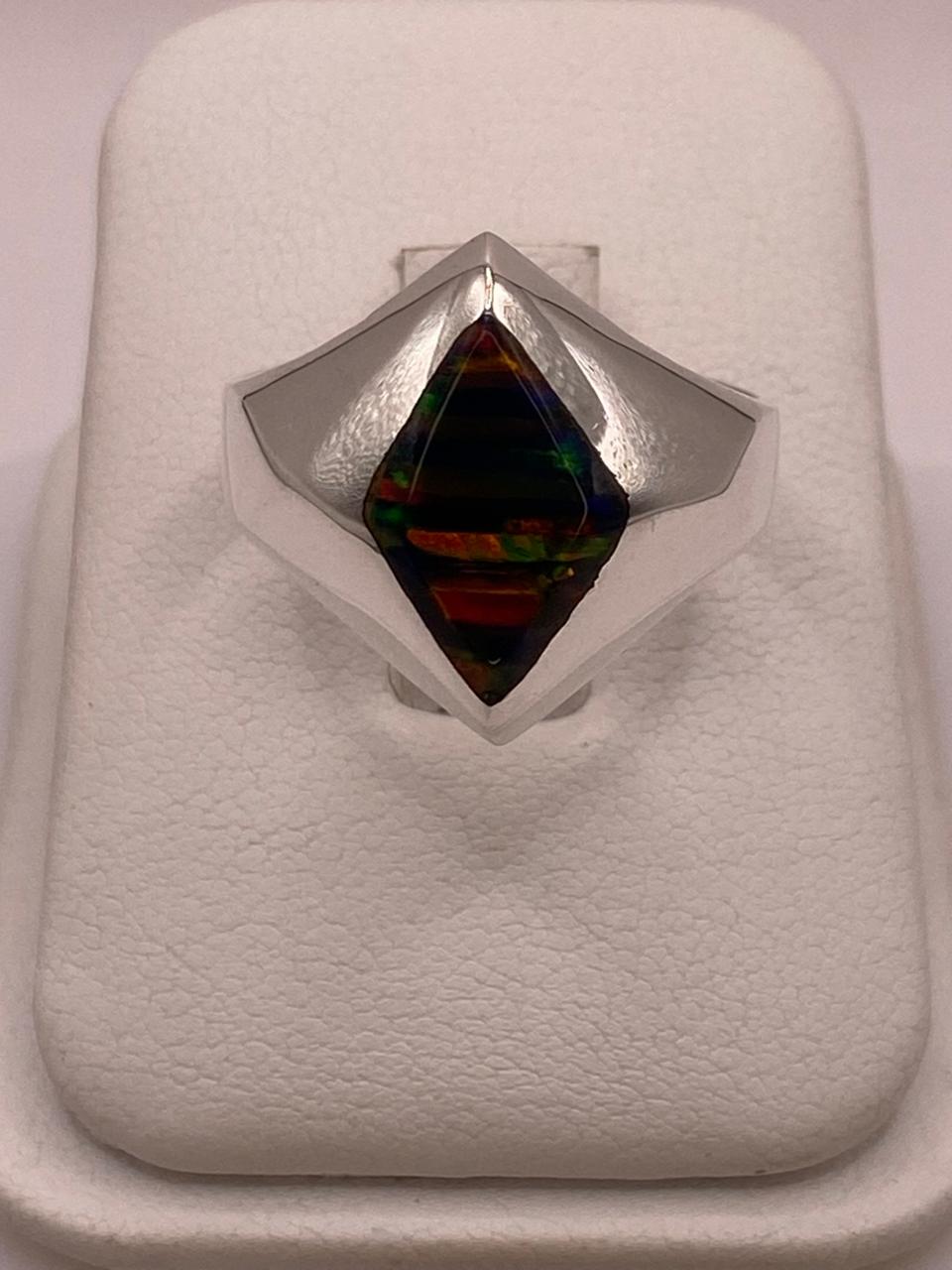 Anillo con Ópalo de Fuego Multicolor en Rombo, vista superior