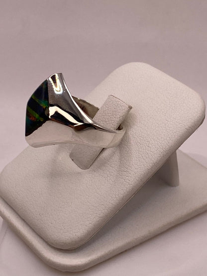 Anillo con Ópalo de Fuego Multicolor en Rombo, vista lateral