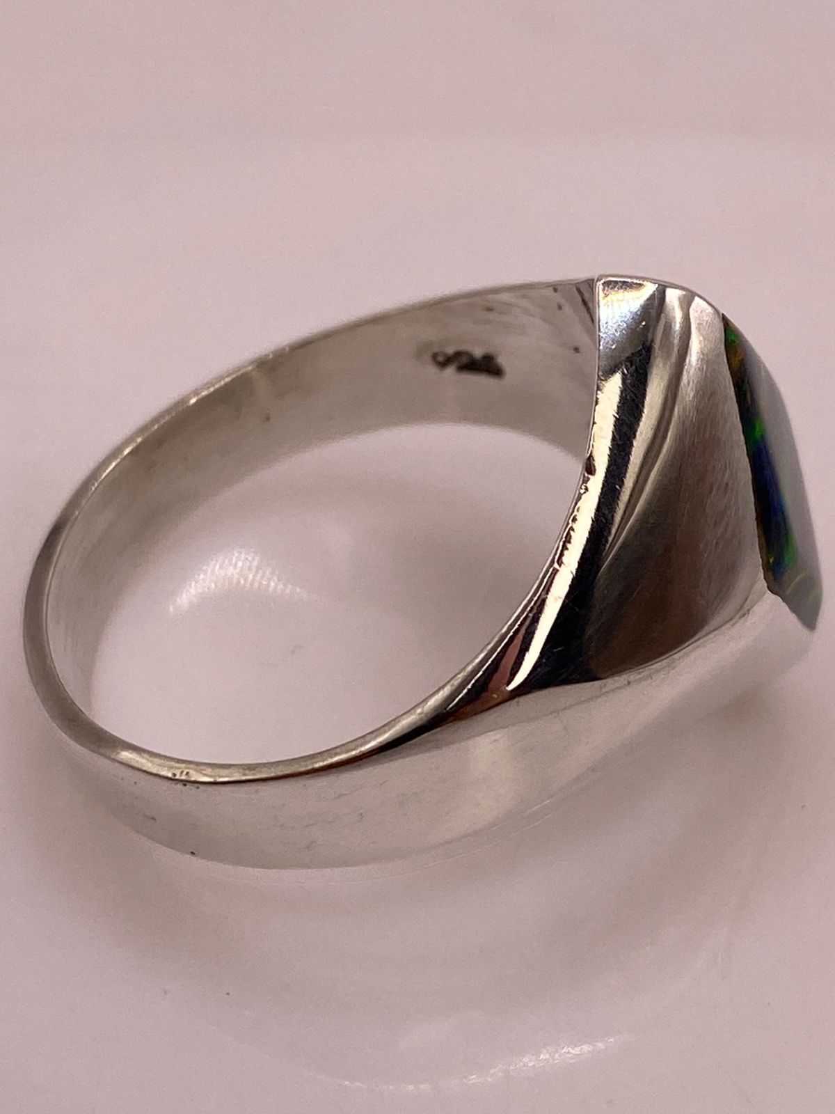 Anillo con Ópalo de Fuego Multicolor en Rombo, sello de autenticidad Plata Ley .925