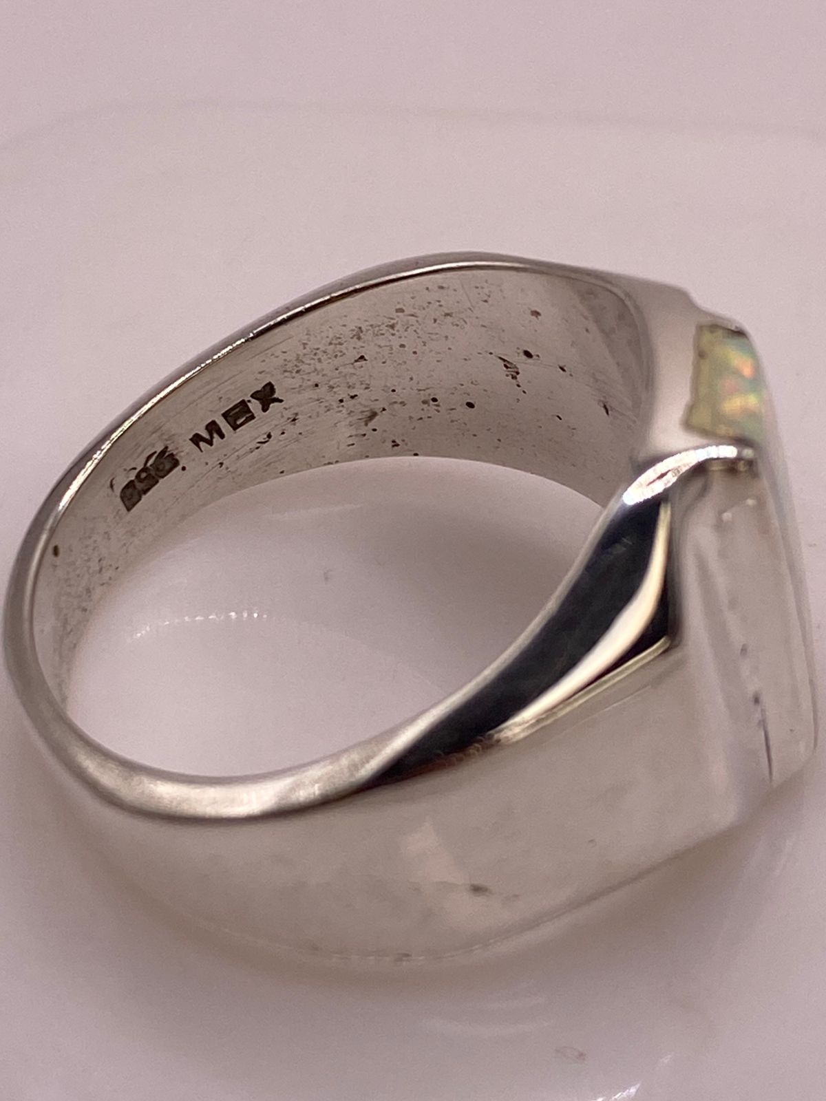Anillo con Ópalo de Fuego y Placas Laterales Plata Ley 950, sello de autenticidad Plata Ley .925