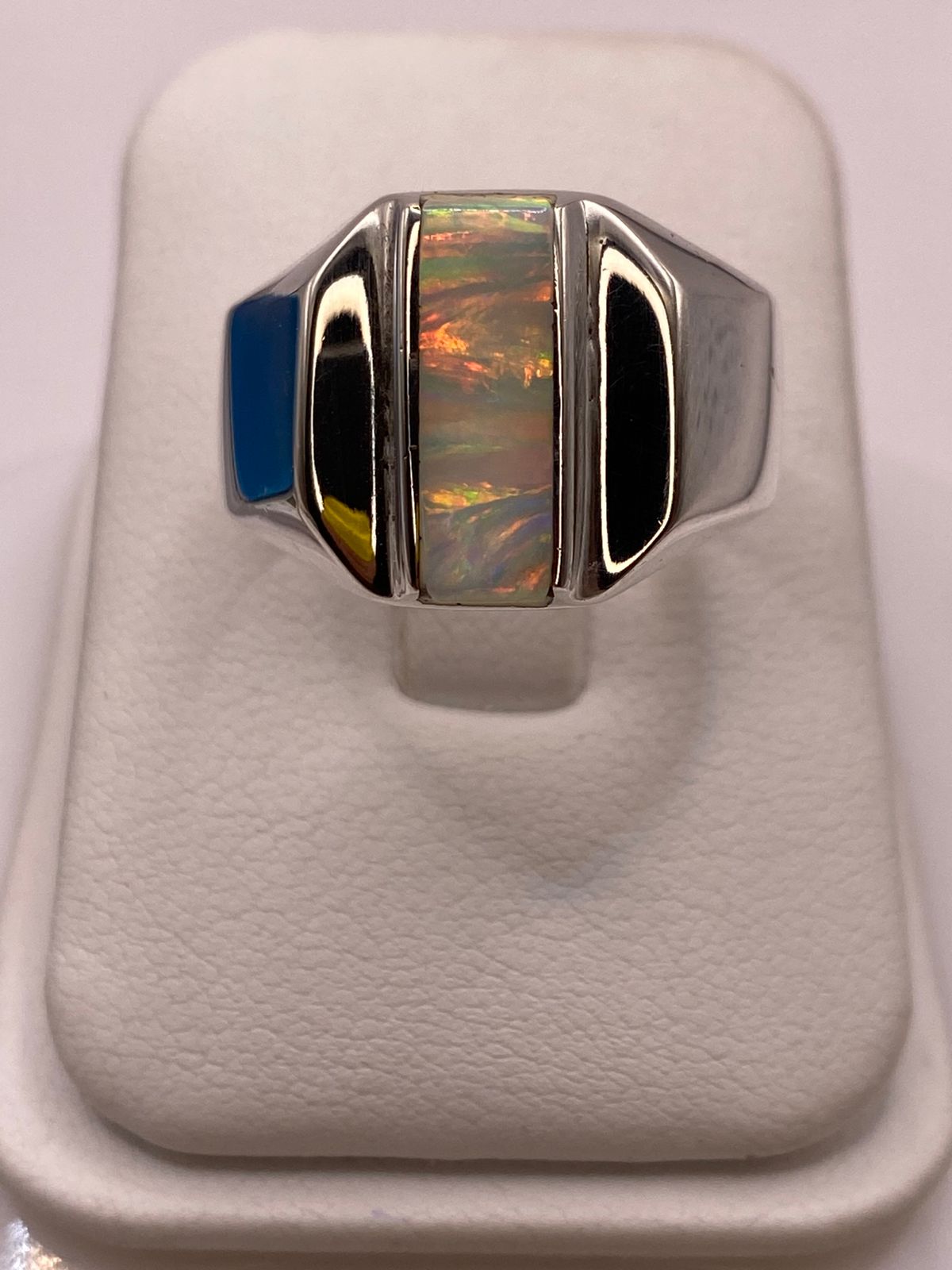 Anillo con Ópalo de Fuego y Placas Laterales Plata Ley 950 en báscula mostrando peso