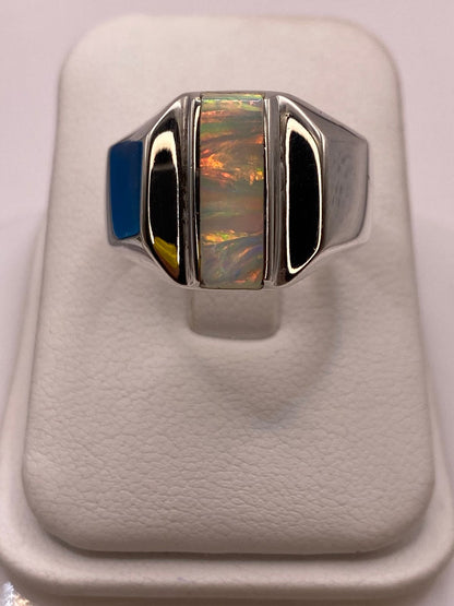 Anillo con Ópalo de Fuego y Placas Laterales Plata Ley 950 en báscula mostrando peso