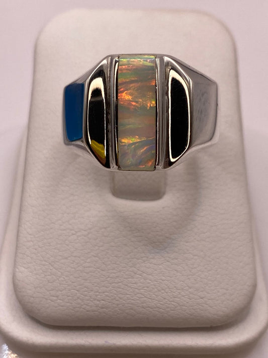 Anillo con Ópalo de Fuego y Placas Laterales Plata Ley 950 en báscula mostrando peso