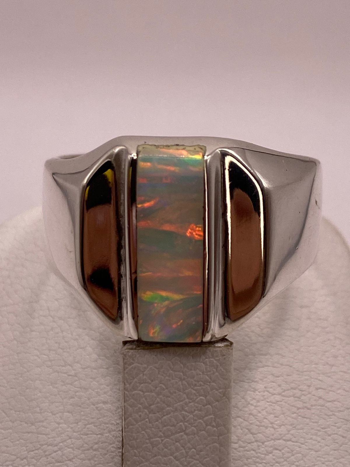 Anillo con Ópalo de Fuego y Placas Laterales Plata Ley 950, vista superior