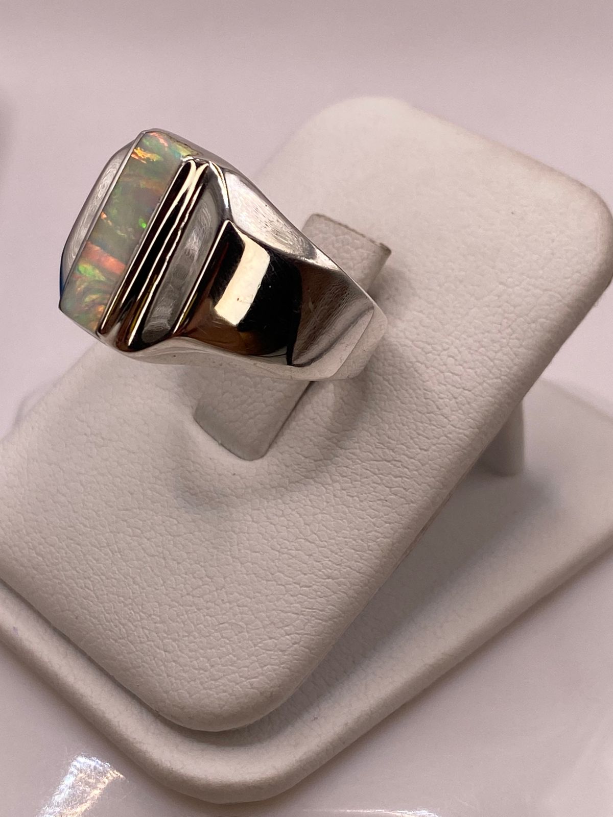 Anillo con Ópalo de Fuego y Placas Laterales Plata Ley 950, vista frontal