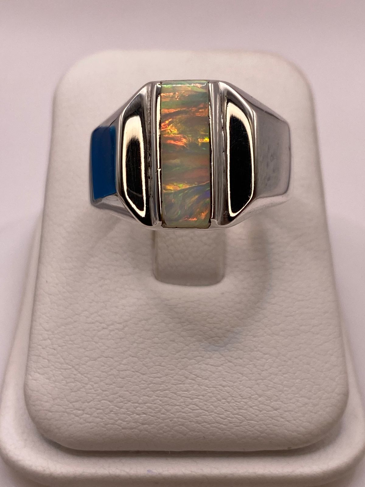 Anillo con Ópalo de Fuego y Placas Laterales Plata Ley 950, vista lateral