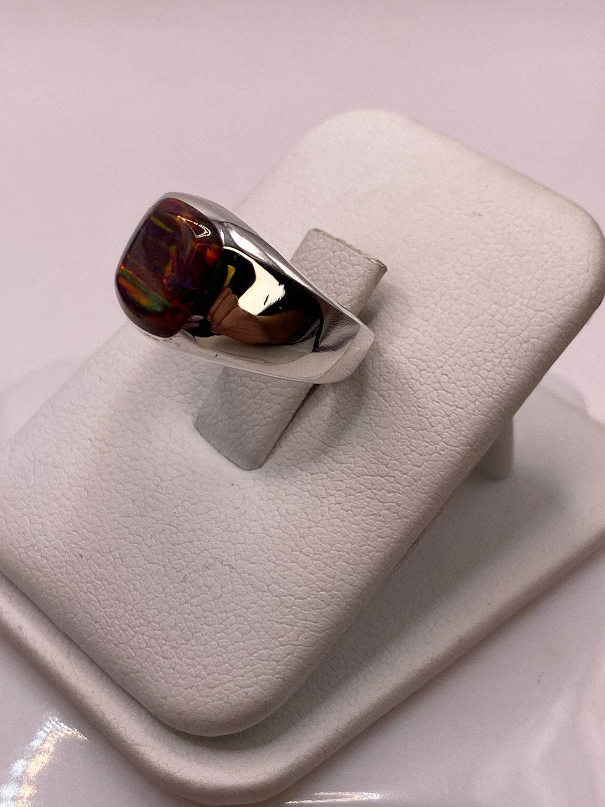 Anillo de Ópalo de Fuego Rojo‑naranja en Plata Ley 950, vista lateral