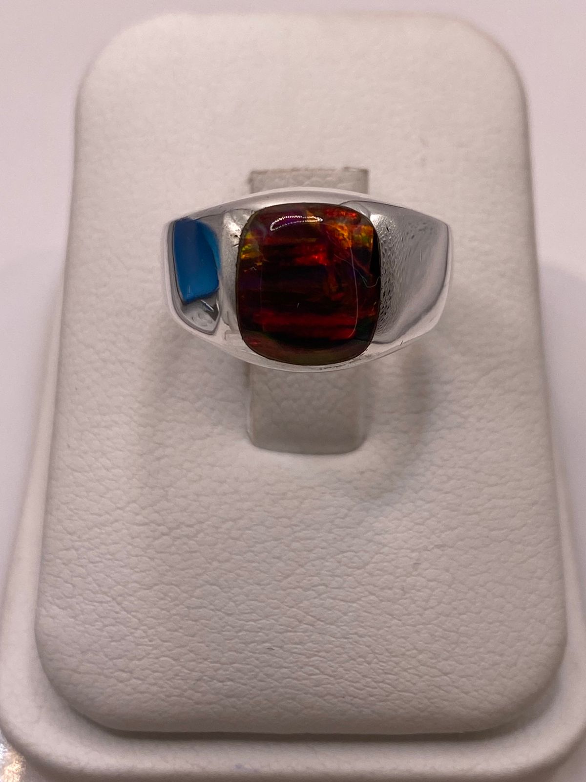 Anillo de Ópalo de Fuego Rojo‑naranja en Plata Ley 950 en báscula mostrando peso