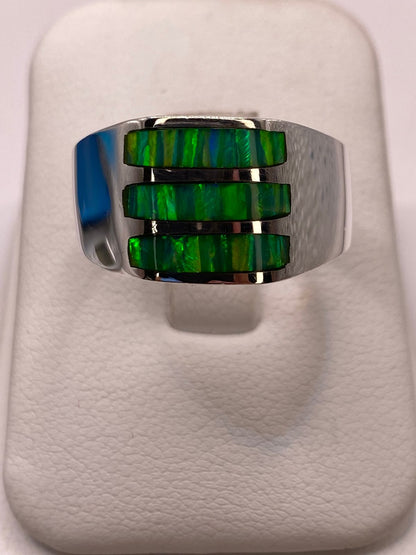 Anillo con Ópalo de Fuego Plata Ley 950 Diseño Triple Incrustación en báscula mostrando peso