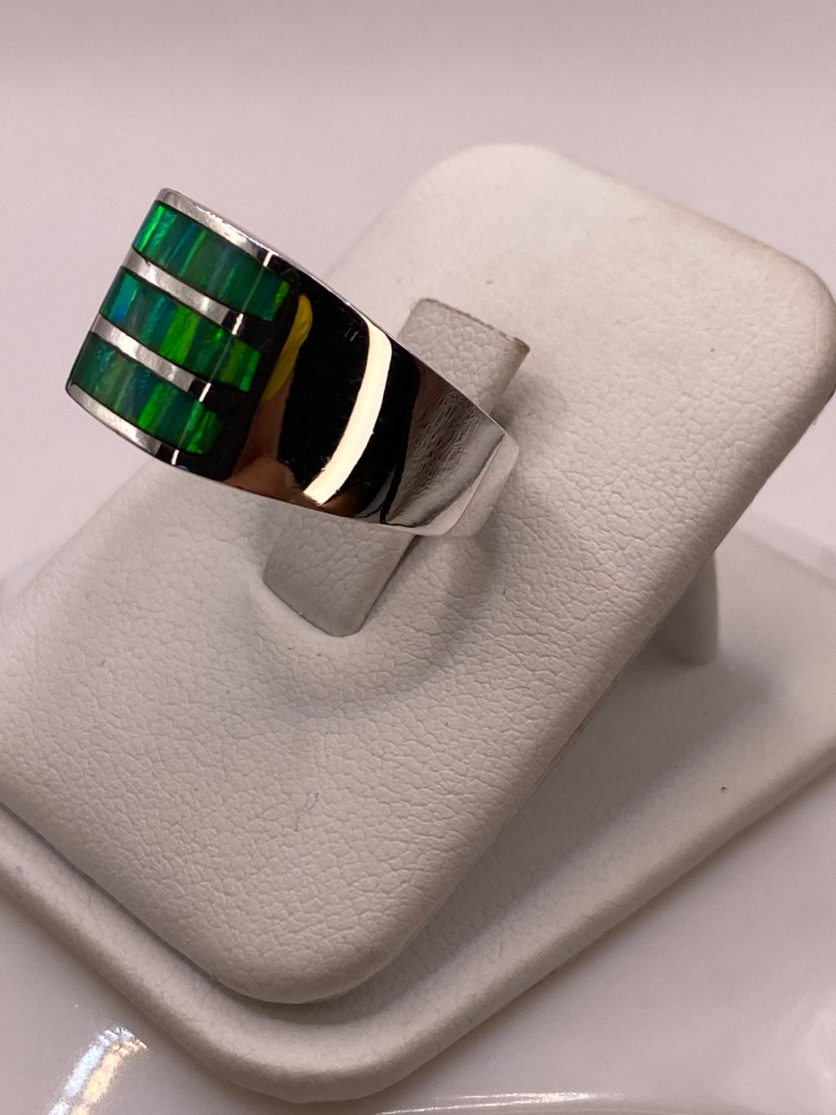 Anillo con Ópalo de Fuego Plata Ley 950 Diseño Triple Incrustación, vista lateral