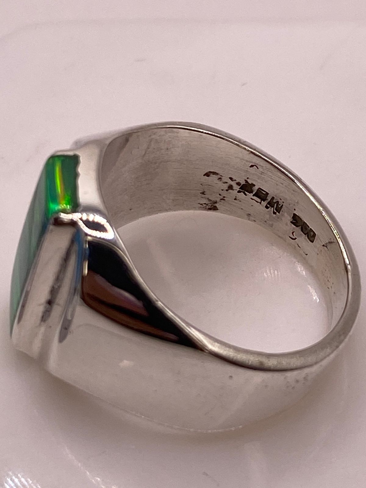 Anillo con Ópalo de Fuego Verde Diseño Moderno en Plata Ley 950, sello de autenticidad Plata Ley .925