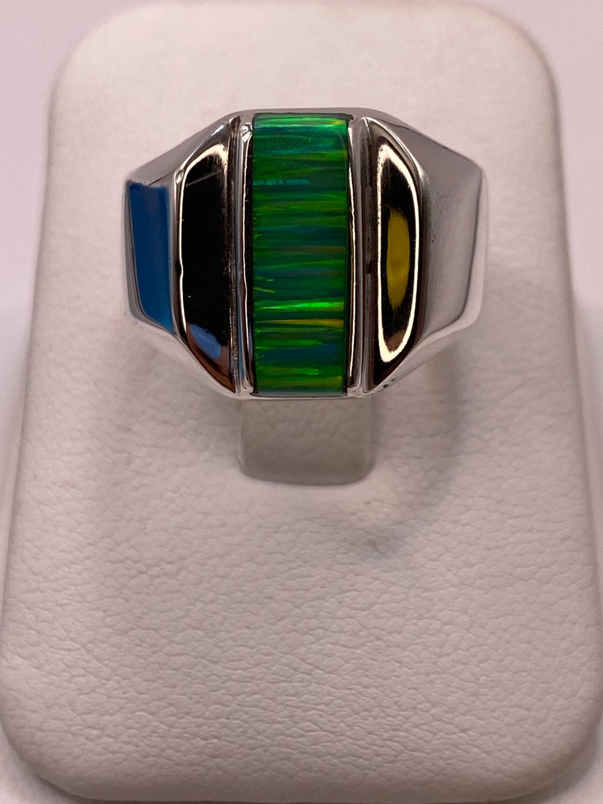 Anillo con Ópalo de Fuego Verde Diseño Moderno en Plata Ley 950