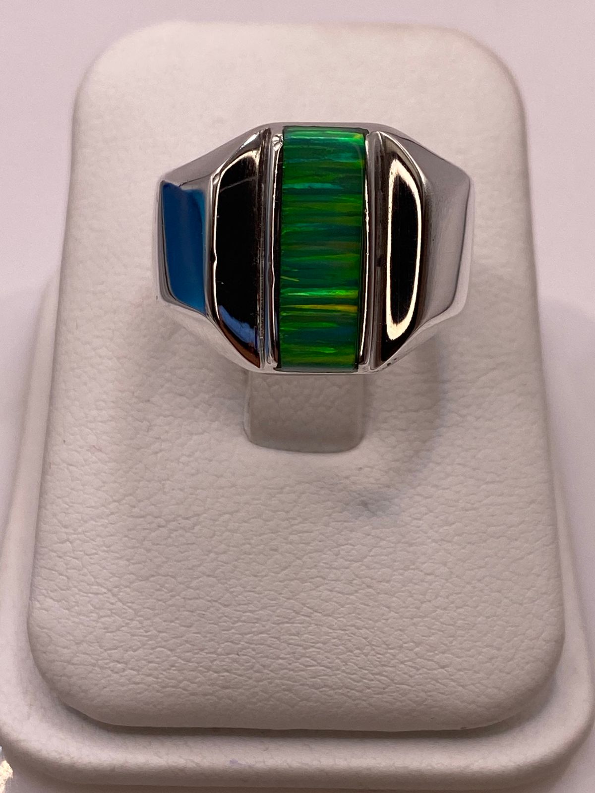 Anillo con Ópalo de Fuego Verde Diseño Moderno en Plata Ley 950, vista lateral