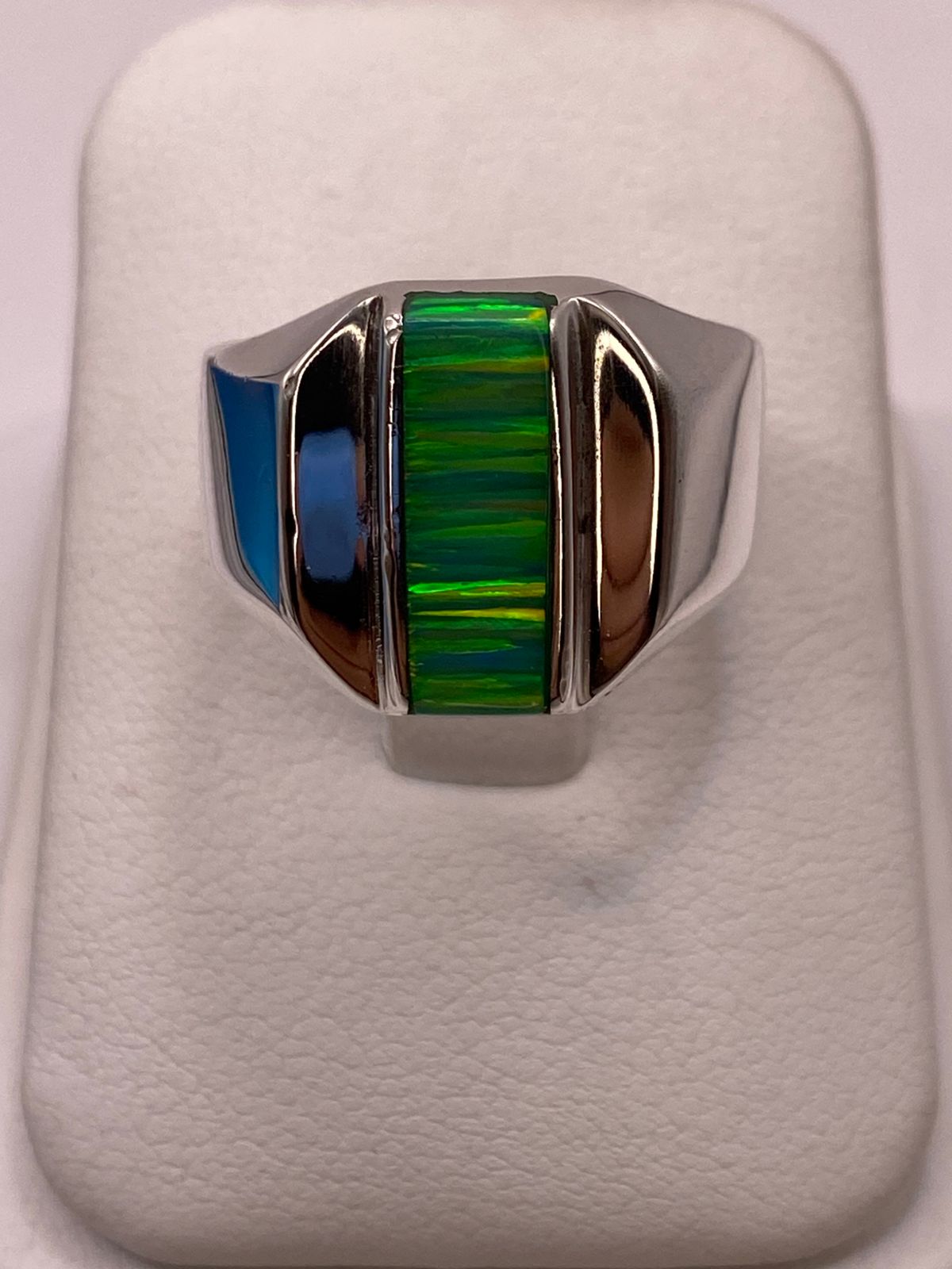 Anillo con Ópalo de Fuego Verde Diseño Moderno en Plata Ley 950, vista de detalle