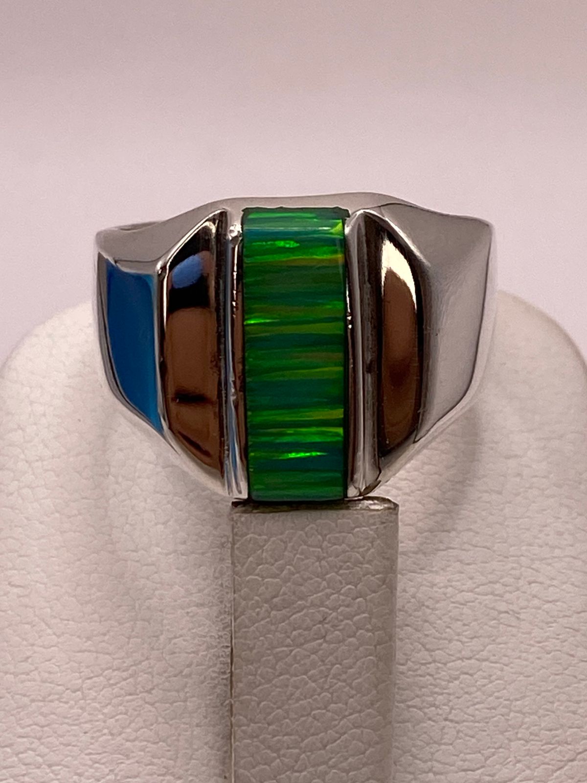Anillo con Ópalo de Fuego Verde Diseño Moderno en Plata Ley 950, vista superior