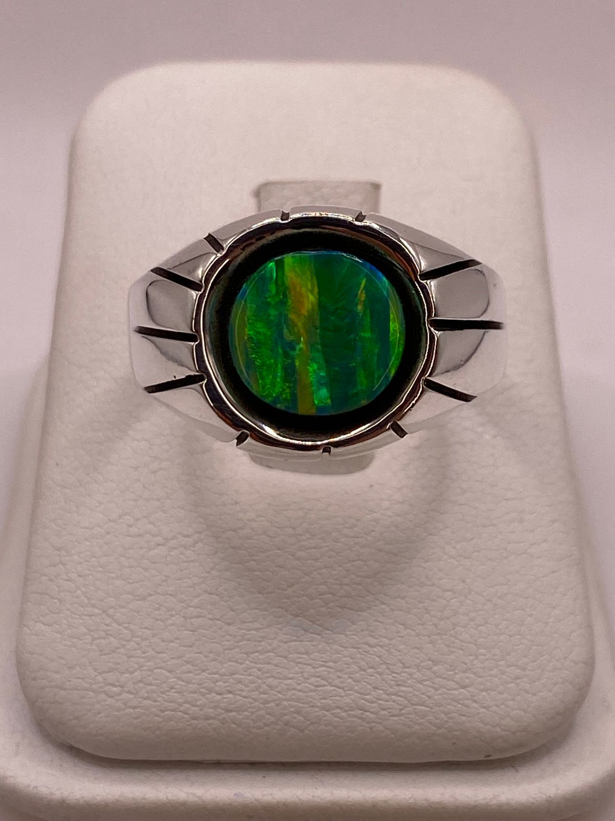 Anillo con Ópalo de Fuego Verde en Plata .950, vista de detalle