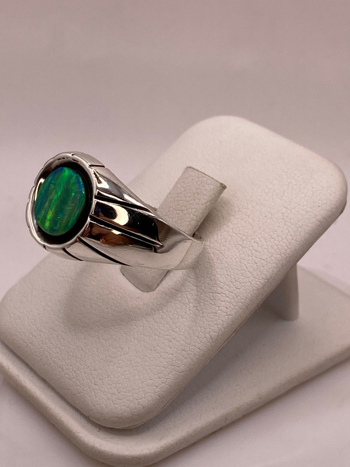 Anillo con Ópalo de Fuego Verde en Plata .950, vista lateral