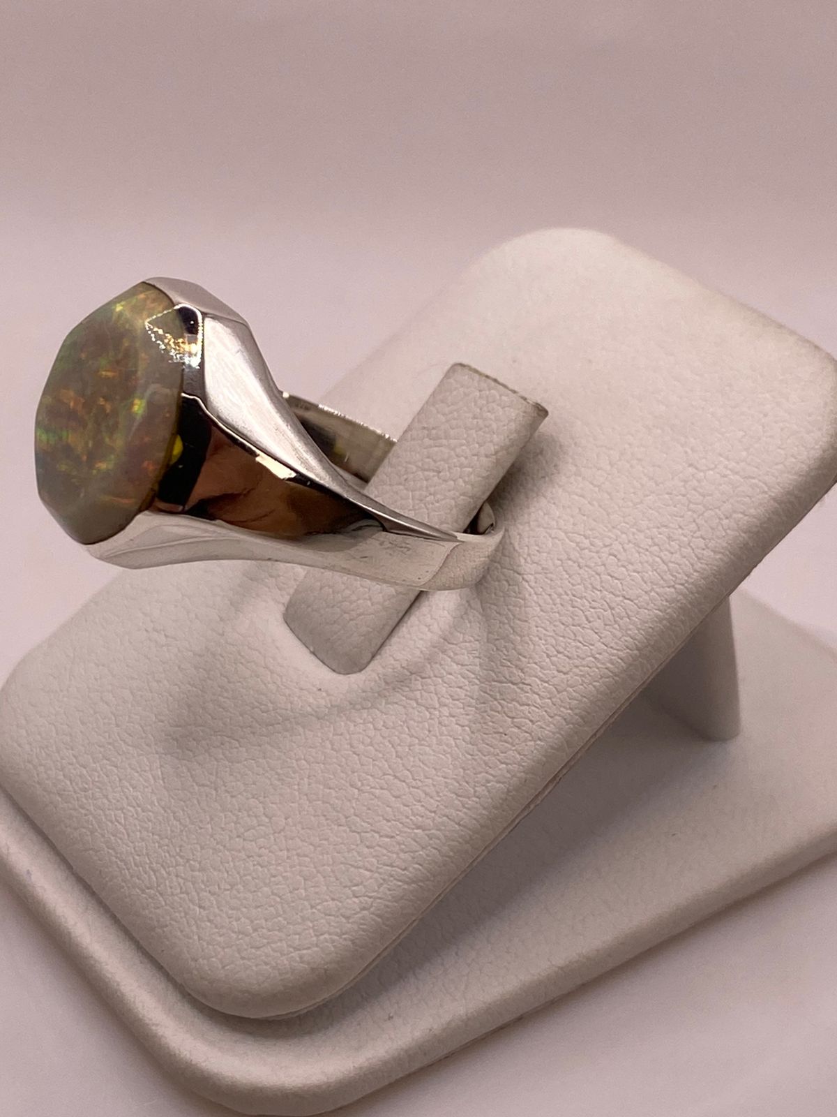 Anillo con Ópalo de Fuego Ovalado en Plata Ley 950, vista de detalle
