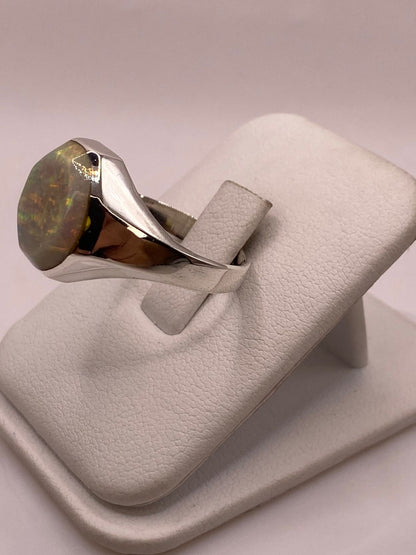 Anillo con Ópalo de Fuego Ovalado en Plata Ley 950, vista de detalle