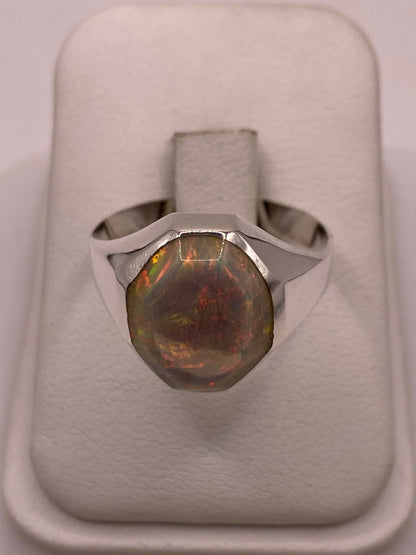 Anillo con Ópalo de Fuego Ovalado en Plata Ley 950, vista lateral