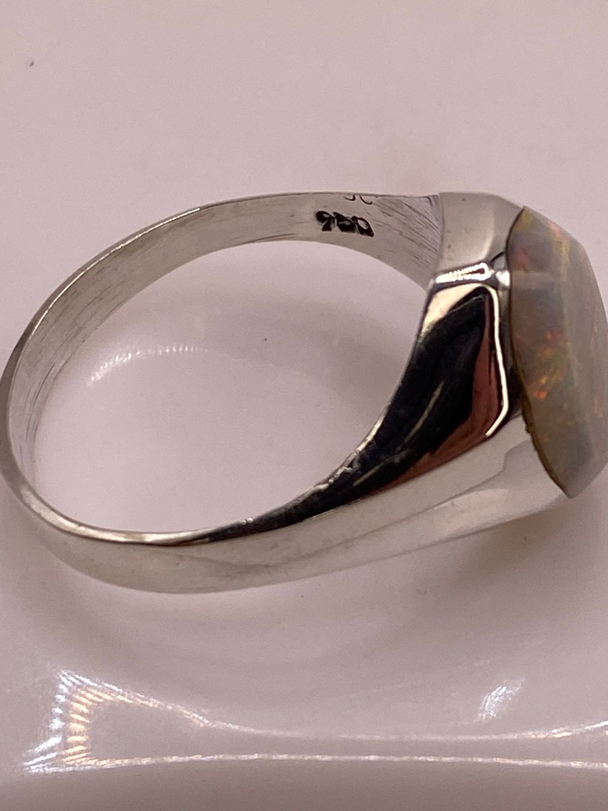 Anillo con Ópalo de Fuego Ovalado en Plata Ley 950, sello de autenticidad Plata Ley .925