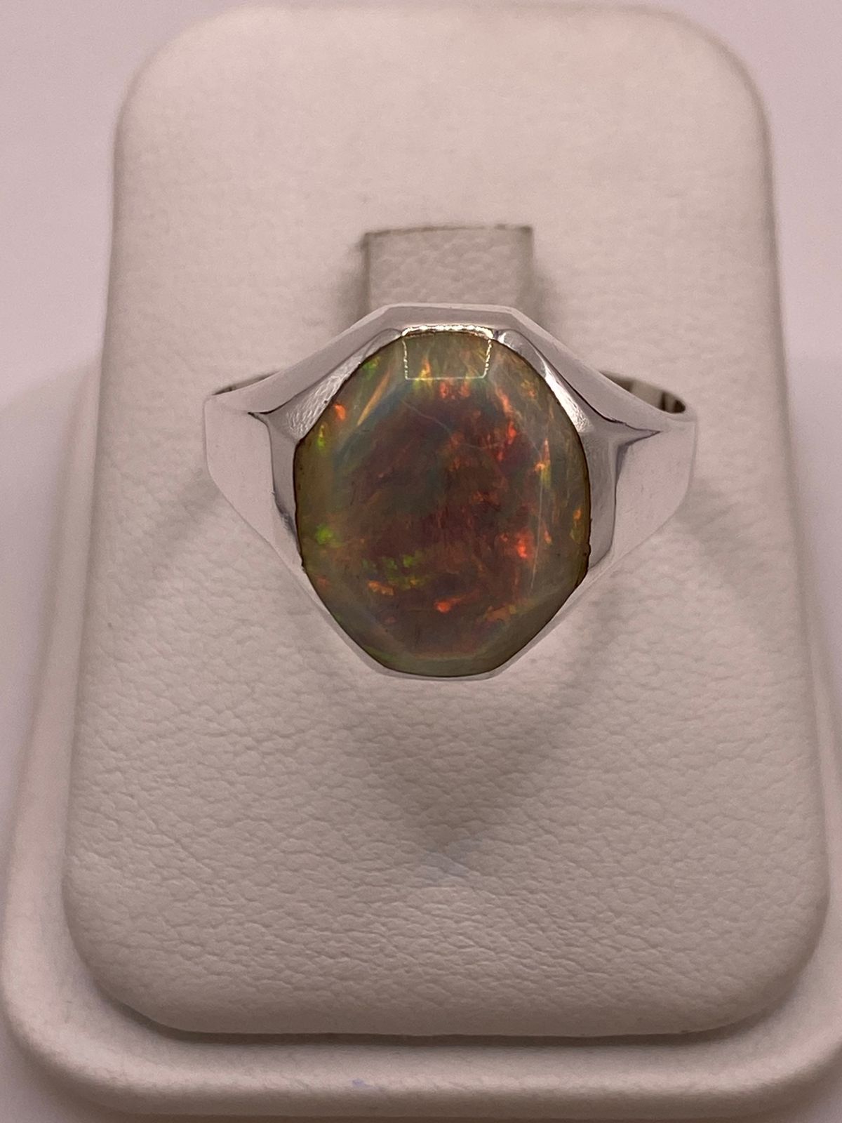 Anillo con Ópalo de Fuego Ovalado en Plata Ley 950, vista superior