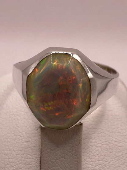 Anillo con Ópalo de Fuego Ovalado en Plata Ley 950, vista posterior
