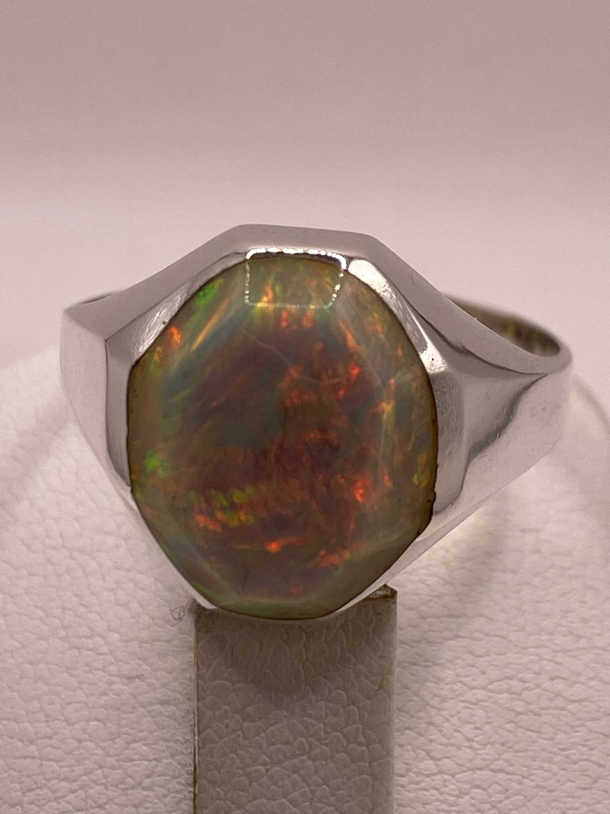 Anillo con Ópalo de Fuego Ovalado en Plata Ley 950, vista posterior