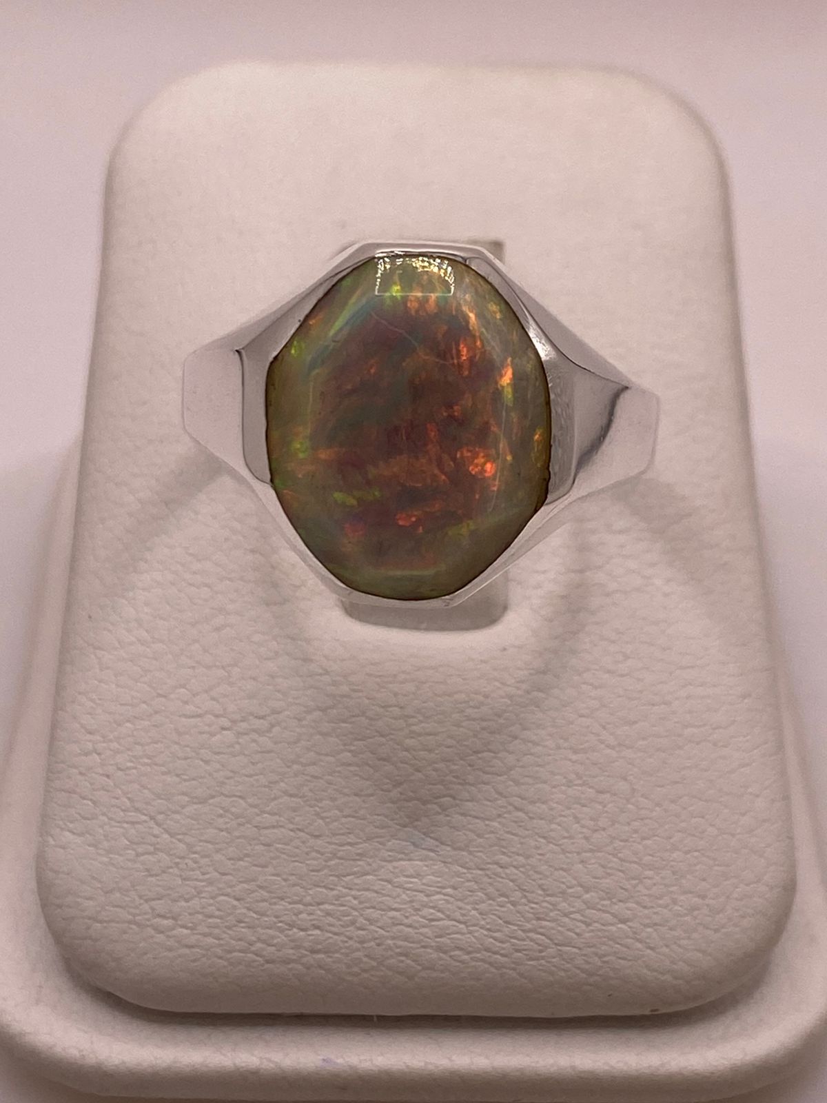 Anillo con Ópalo de Fuego Ovalado en Plata Ley 950, vista frontal