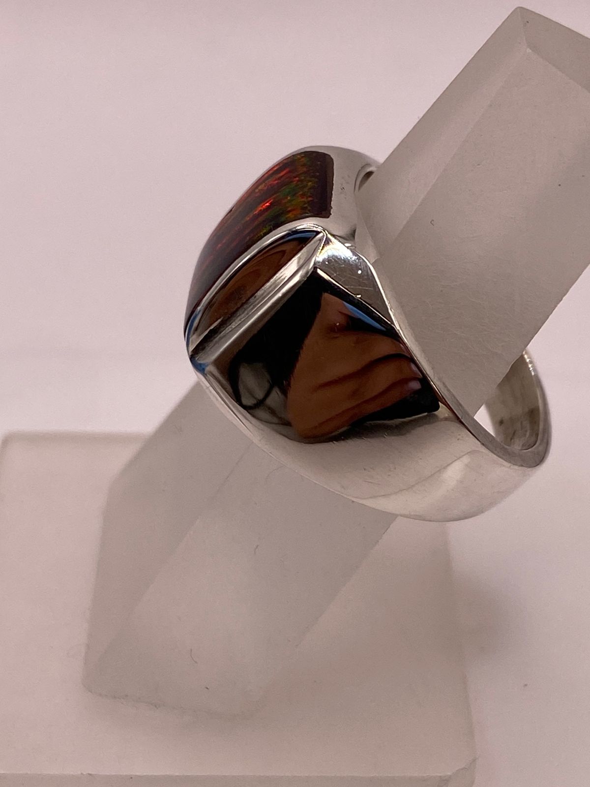 Anillo con Ópalo de Fuego Oscuro Plata Ley 950 Diseño Moderno, vista frontal