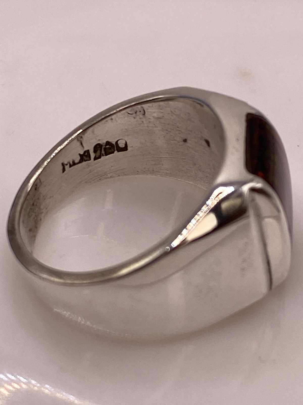Anillo con Ópalo de Fuego Oscuro Plata Ley 950 Diseño Moderno, sello de autenticidad Plata Ley .925