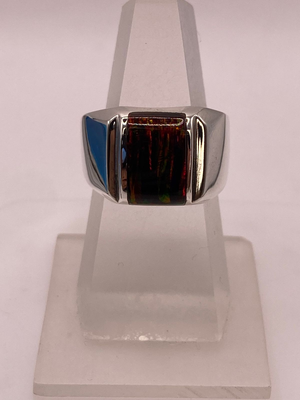 Anillo con Ópalo de Fuego Oscuro Plata Ley 950 Diseño Moderno — ángulo diagonal