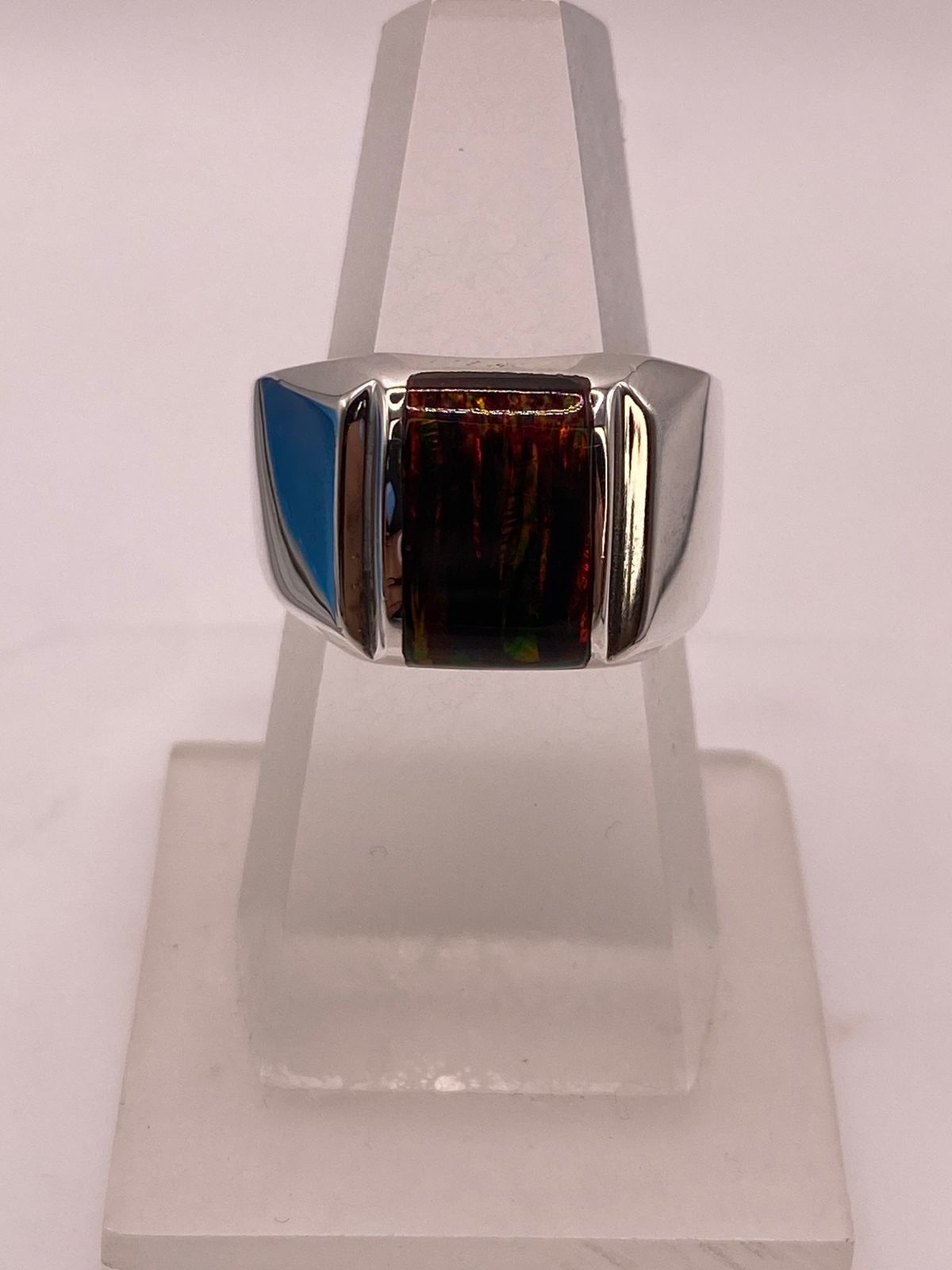 Anillo con Ópalo de Fuego Oscuro Plata Ley 950 Diseño Moderno, vista lateral