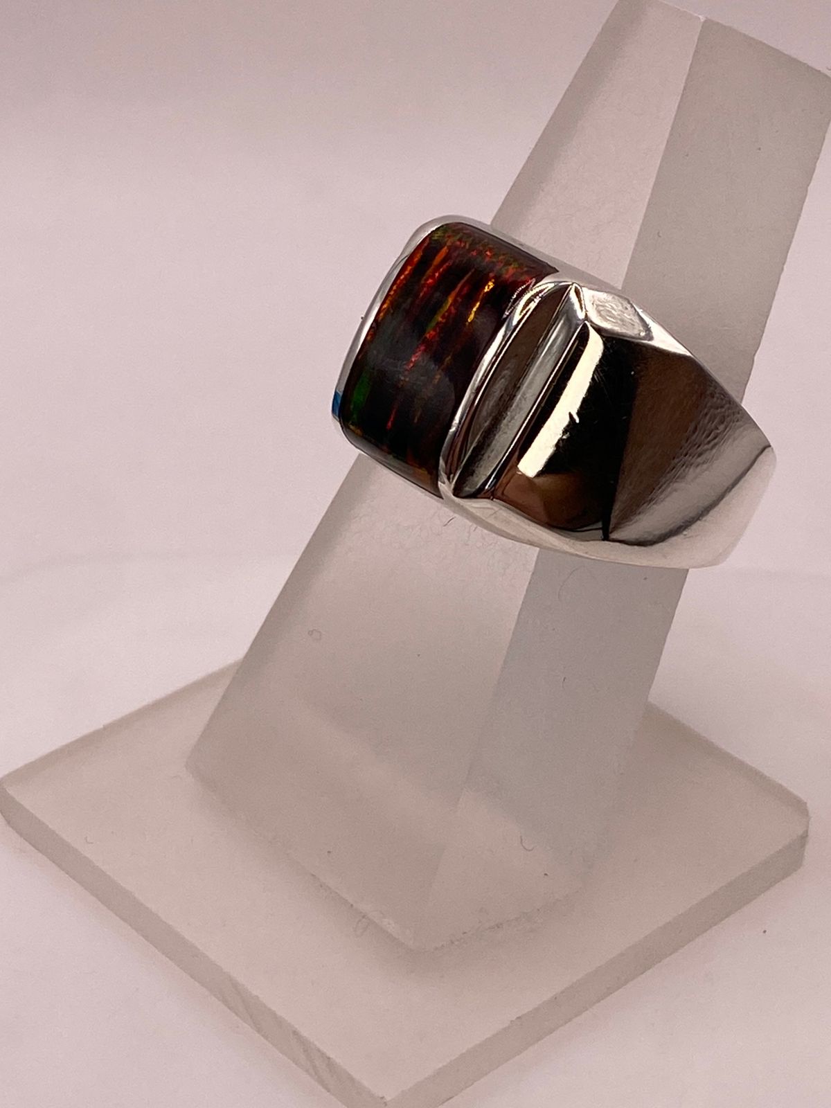 Anillo con Ópalo de Fuego Oscuro Plata Ley 950 Diseño Moderno, vista de detalle