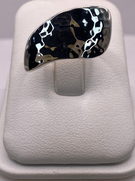 Anillo Orgánico Asimétrico en Plata .925 — detalle de piedra