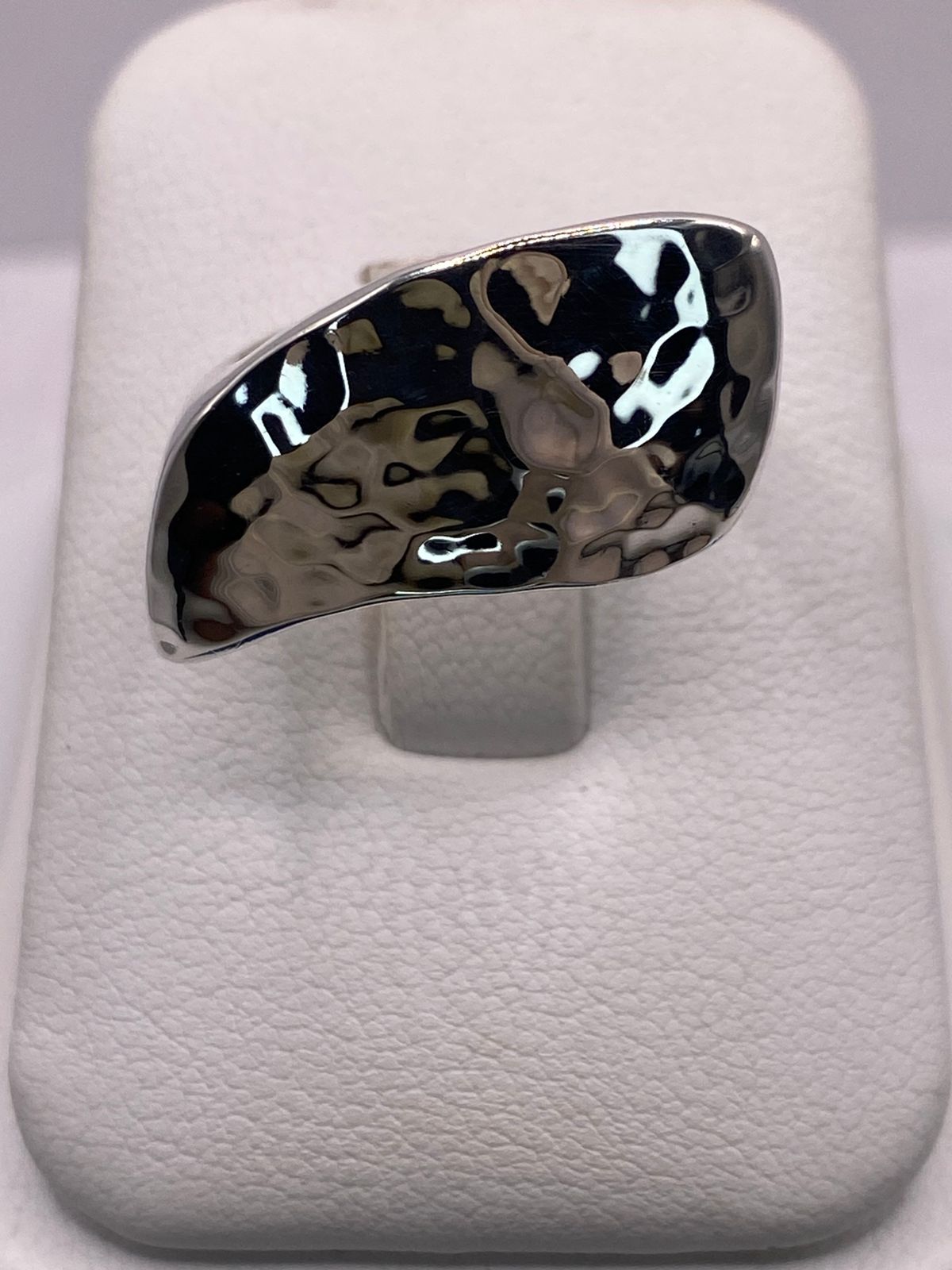 Anillo Orgánico Asimétrico en Plata .925, vista frontal
