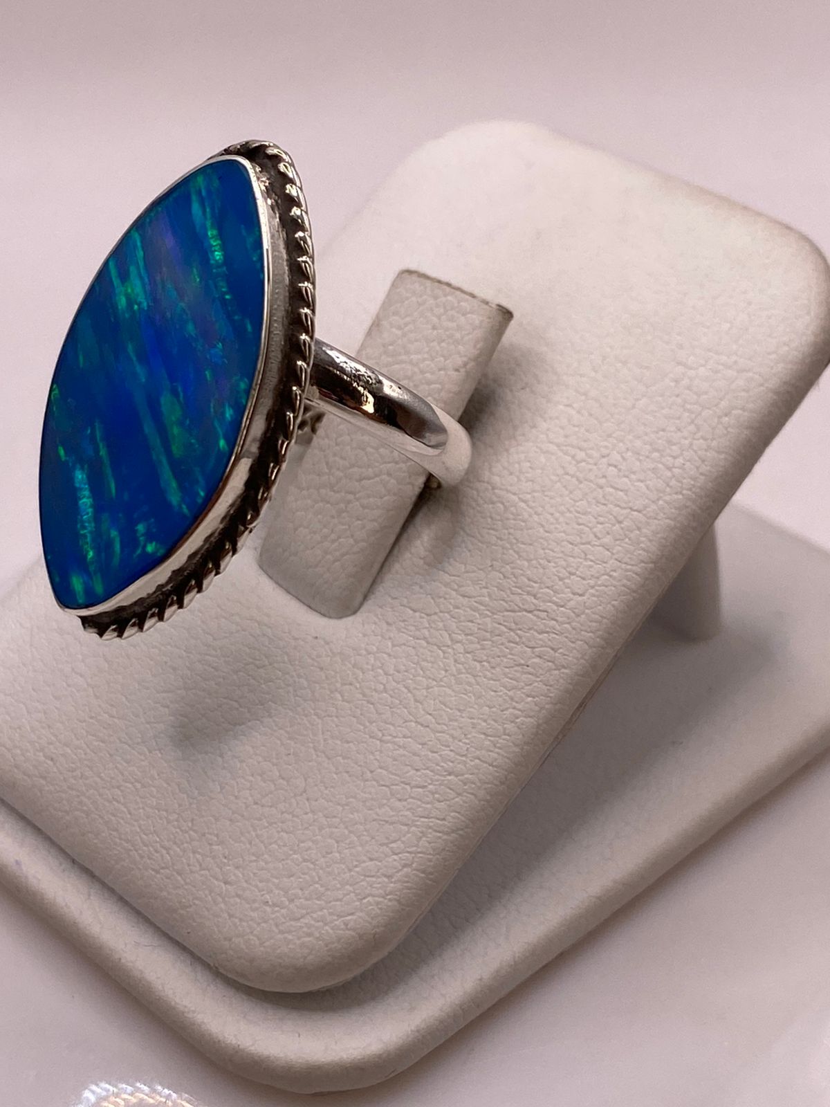Anillo Ovalado Ajustable Plata Ley 925 con Piedra Ópalo de Fuego, vista lateral