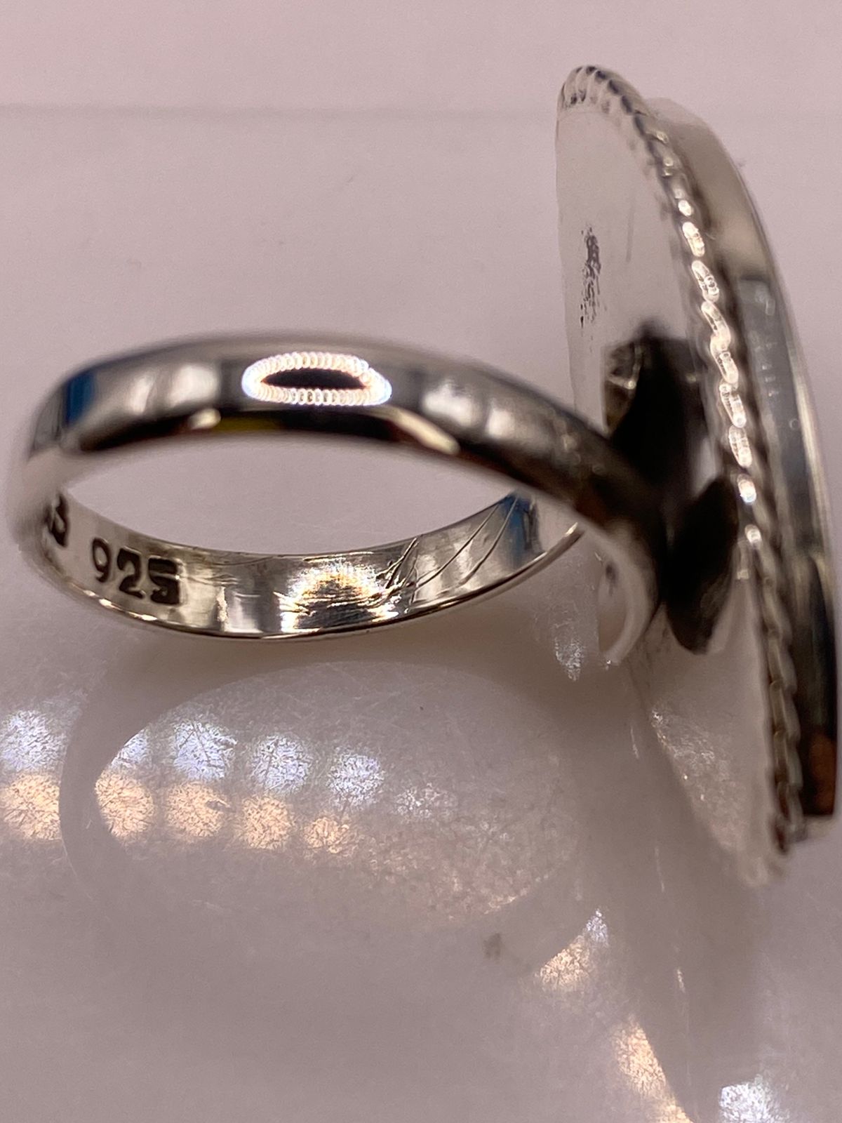 Anillo Ovalado Ajustable Plata Ley 925 con Piedra Ópalo de Fuego, sello de autenticidad Plata Ley .925