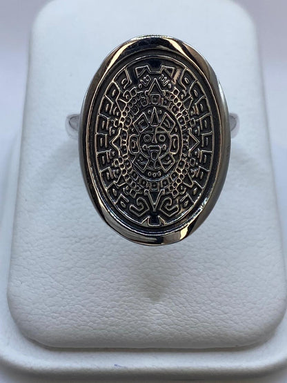 Anillo Ovalado Calendario Azteca en Plata .925 — ángulo diagonal
