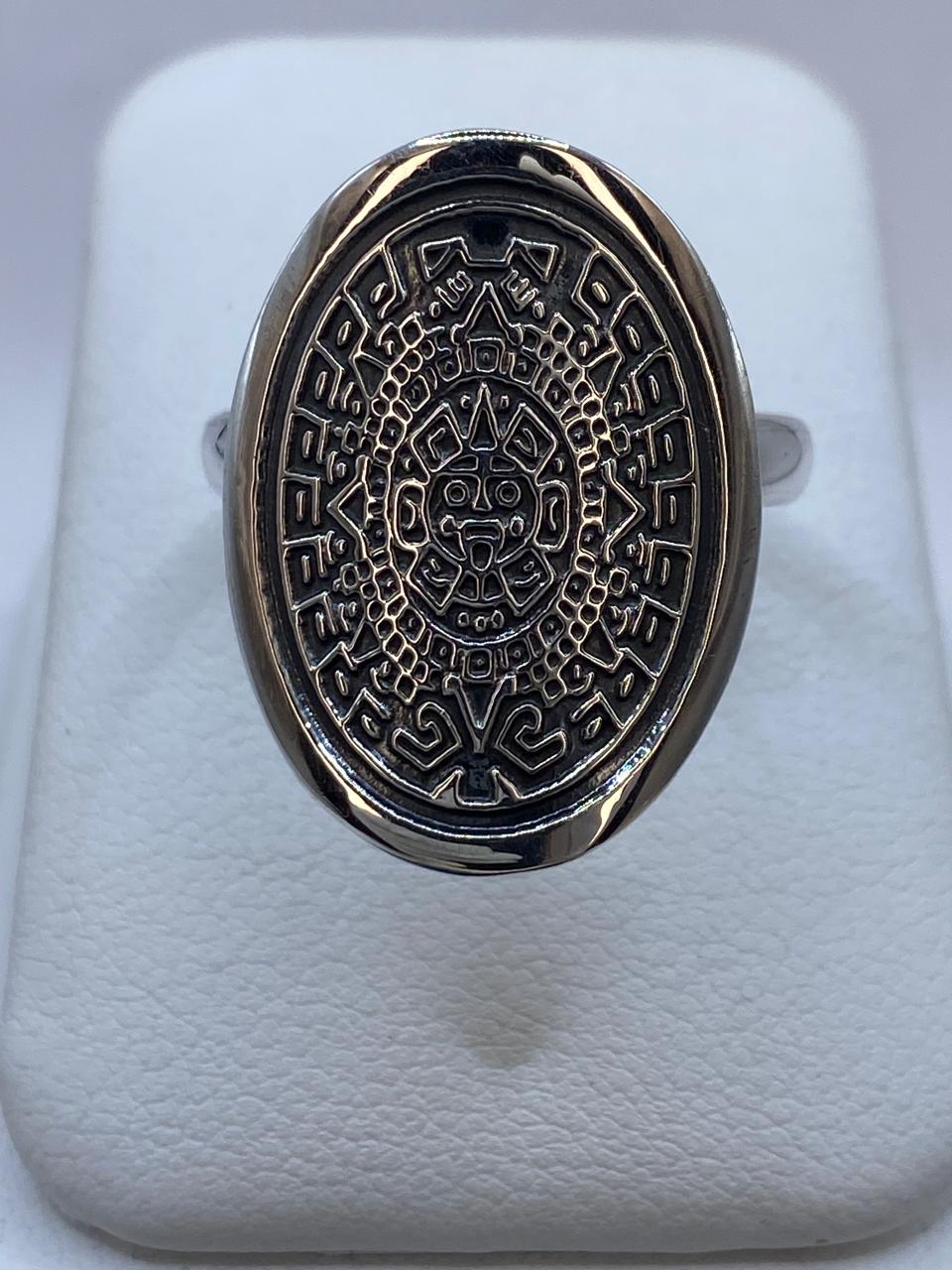 Anillo Ovalado Calendario Azteca en Plata .925, vista frontal