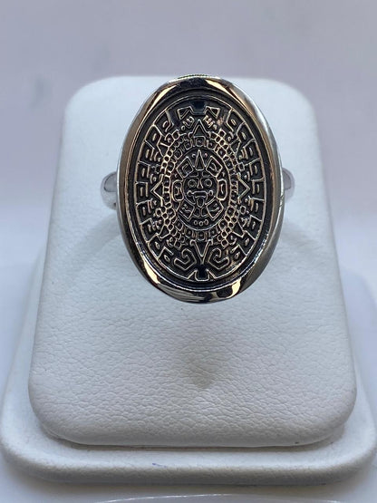 Anillo Ovalado Calendario Azteca en Plata .925, vista lateral