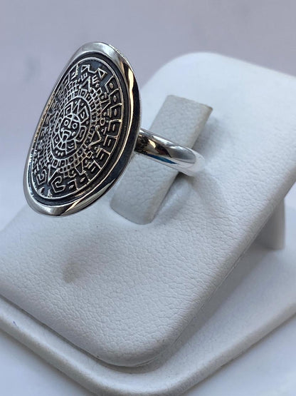 Anillo Ovalado Calendario Azteca en Plata .925, vista de detalle