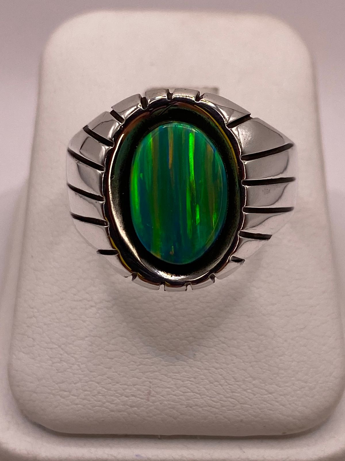 Anillo Ovalado con Diseño Contemporáneo Plata Ley 950 con Ópalo de Fuego, vista frontal