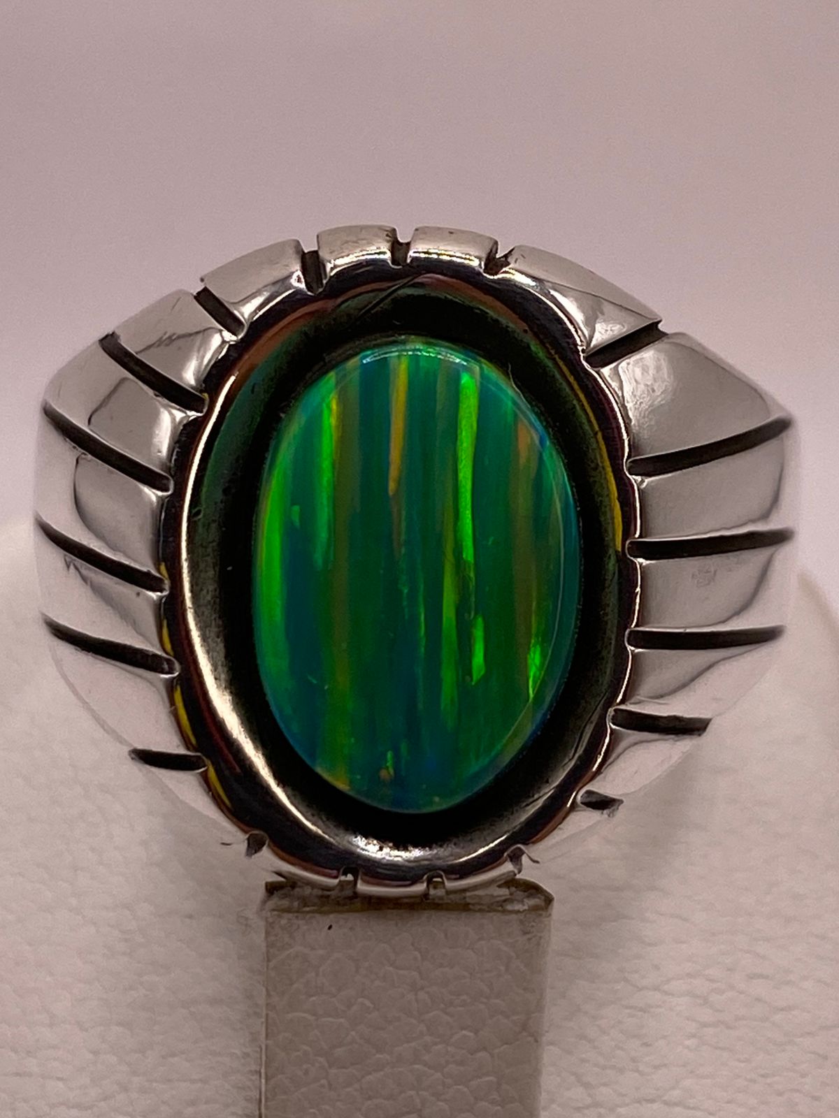 Anillo Ovalado con Diseño Contemporáneo Plata Ley 950 con Ópalo de Fuego, vista superior