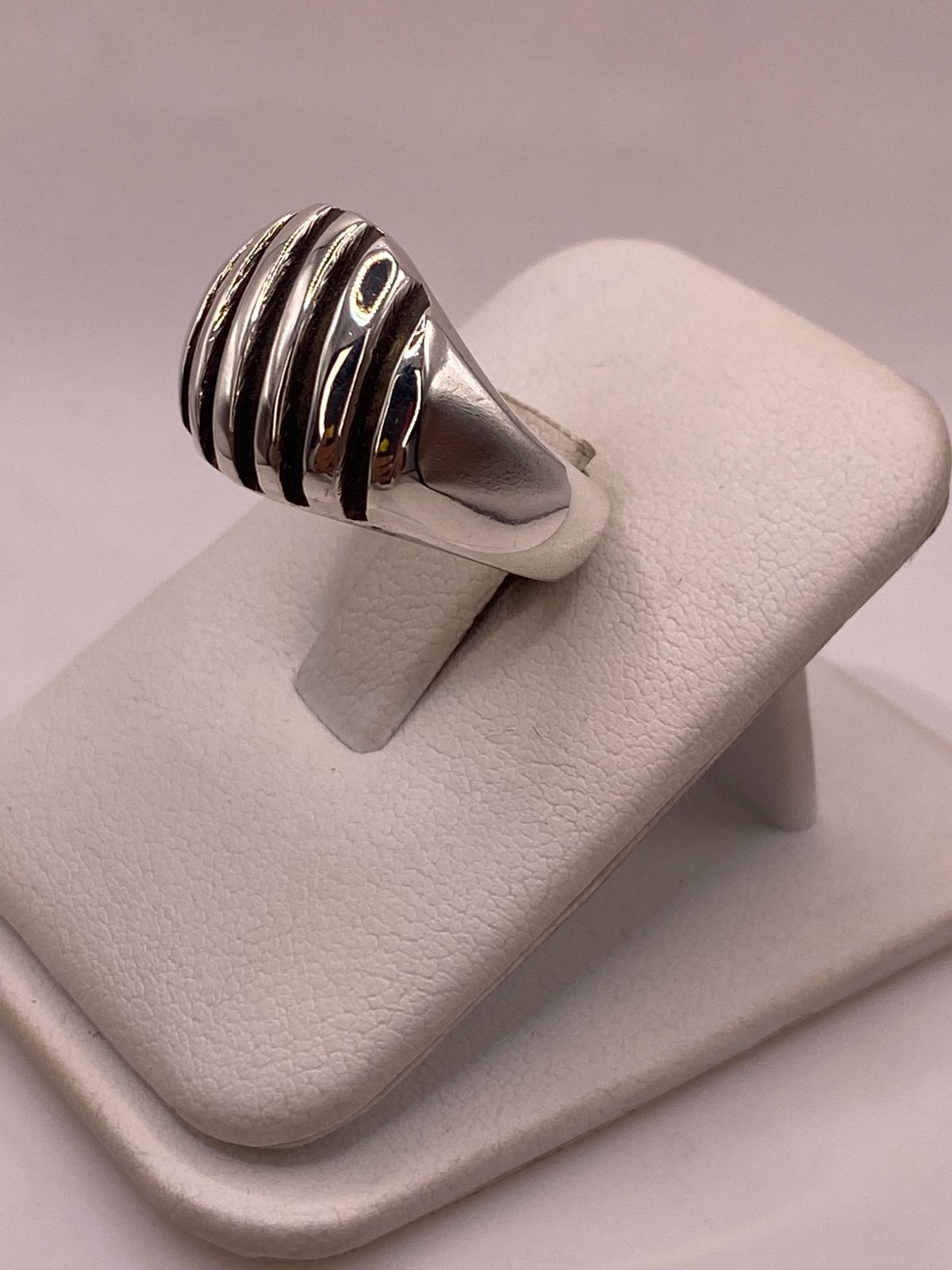 Anillo Ovalado con Franjas en Plata .925, vista lateral