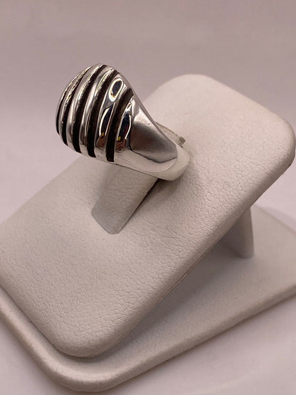Anillo Ovalado con Franjas en Plata .925, vista lateral
